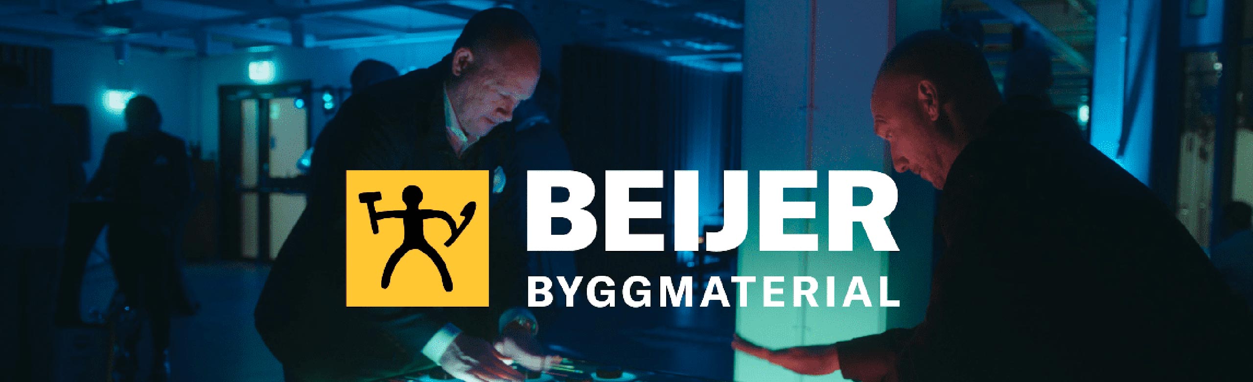 Beijer Byggmaterial-logotyp över en scenbild där deltagare interagerar med en digital installation i en ljussatt eventmiljö.