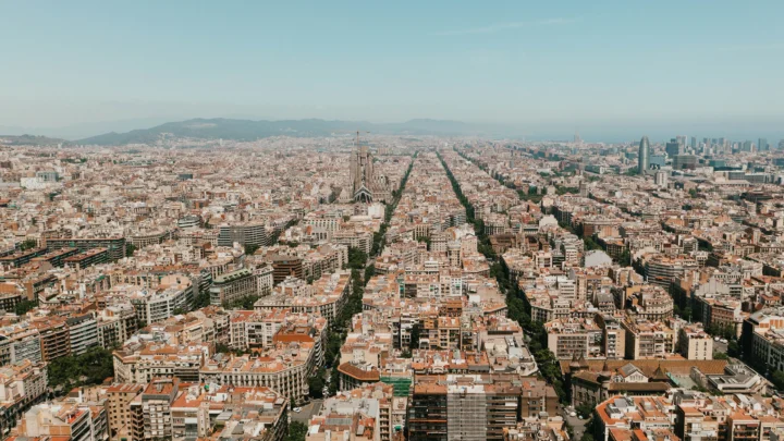 Panoramavy över Barcelona med Sagrada Familia i centrum och stadens rutnätsgator under konferensresa med Fastighetsägarna Service