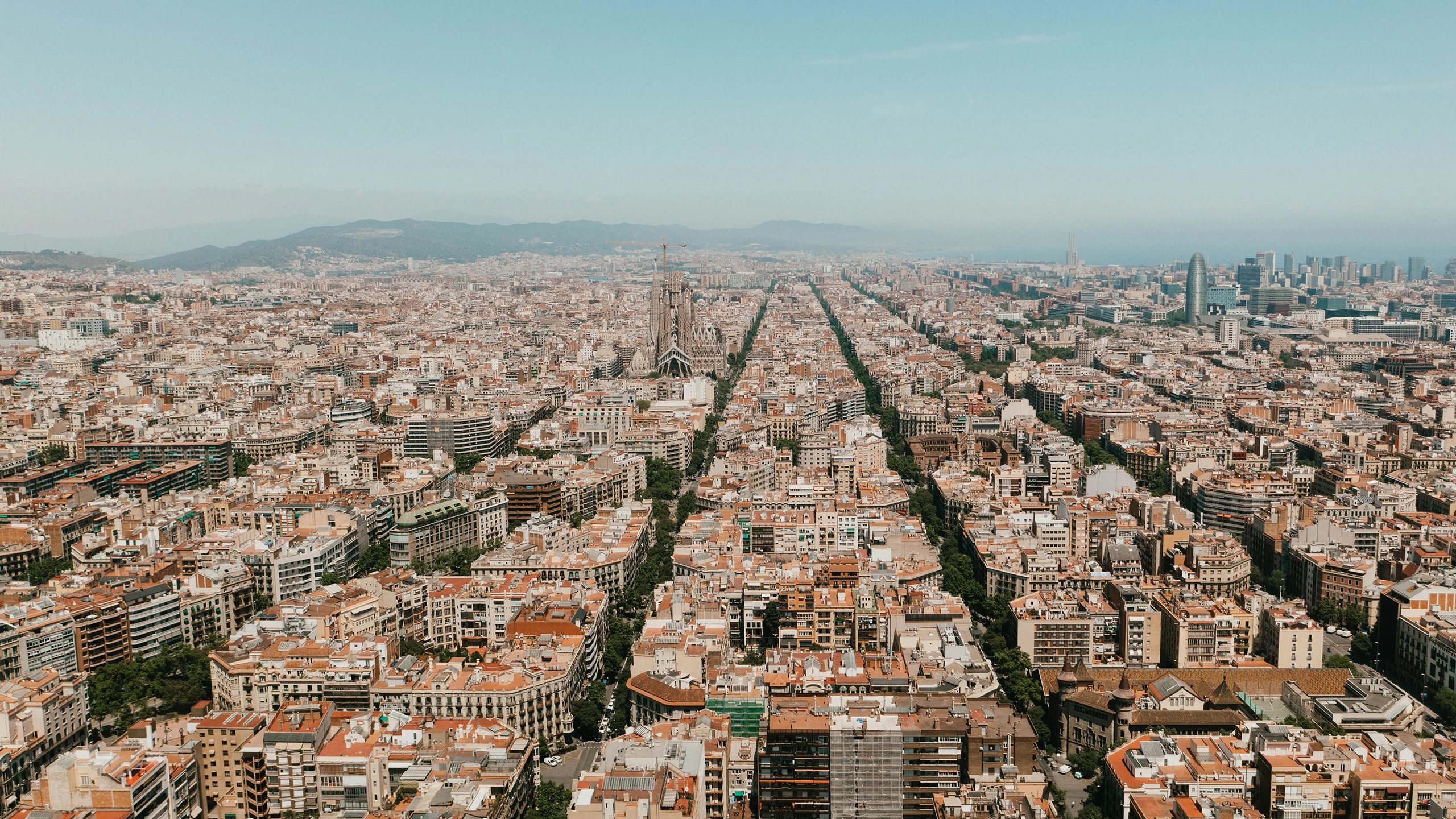 Panoramavy över Barcelona med Sagrada Familia i centrum och stadens rutnätsgator under konferensresa med Fastighetsägarna Service
