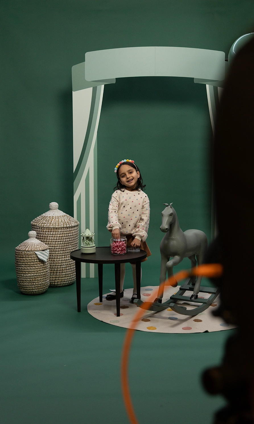 Barn i julig studiofotografering för Nacka Forum – kampanjbild med scenografi, leksakshäst och rekvisita under inspelning av julkampanj.