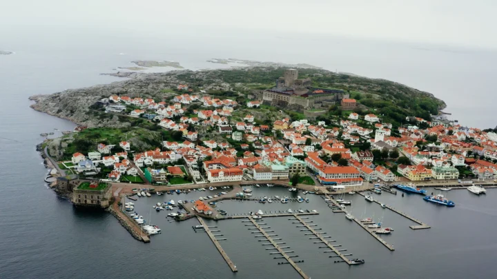 Flygvy över Marstrand med hamn, bebyggelse och Carlstens fästning under kickoff och konferens för Zington