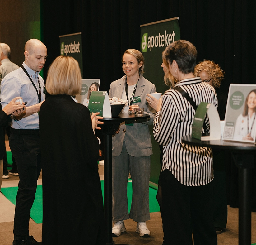Mingel och samtal under Apoteket Ledarkickoff 2025 på Clarion Arlanda – ett internt ledarevent med fokus på samverkan, dialog och stärkt ledarskap.