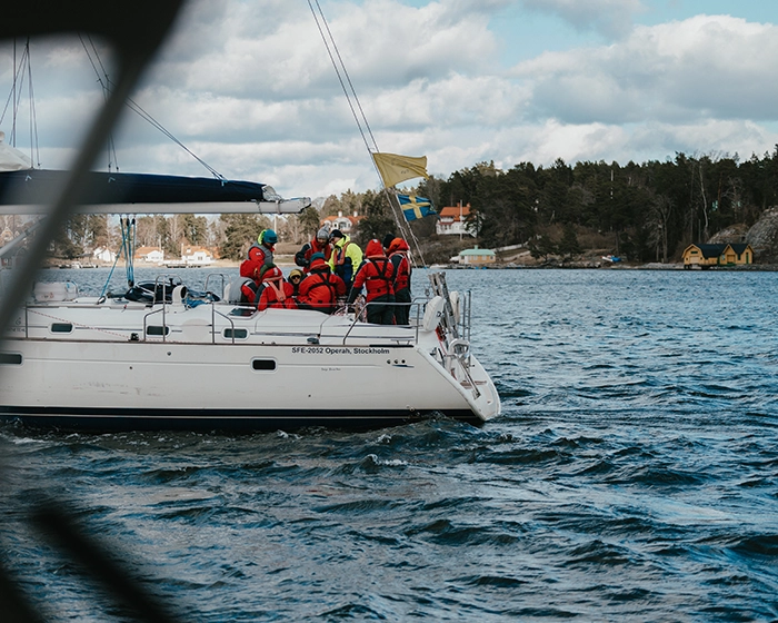 Deltagare seglar tillsammans under Netlight J3 Experience – Sea & Fire, ett strategiskt företagsevent med fokus på samarbete, upplevelse och kultur.
