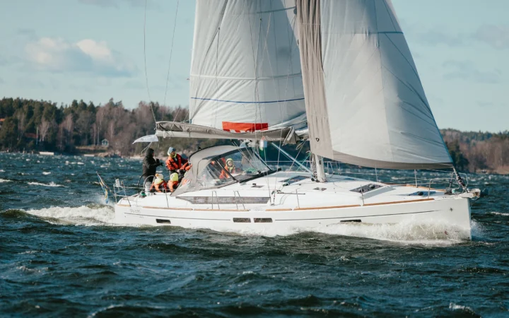 Segelbåt med deltagare under Netlight J3 Experience – Sea & Fire, ett konceptuellt företagsevent där havet blev en central del av upplevelsen.