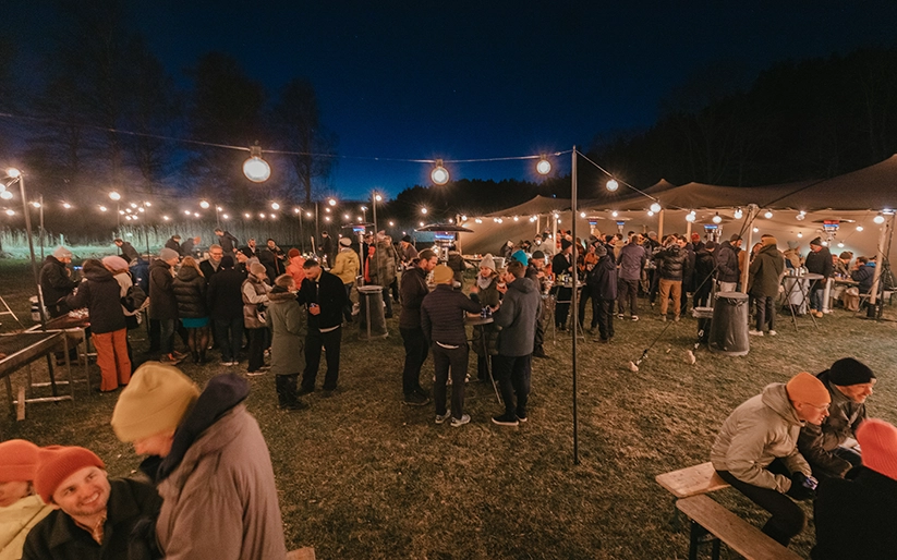 Kvällsaktivitet under Netlight J3 Experience – Sea & Fire, ett konceptuellt företagsevent med mat, samtal och gemenskap i utomhusmiljö.