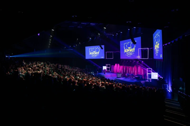 K&E Studios – eventbyrå i Stockholm – bild över ett kundevent på scen för Bonnier Summit 2025