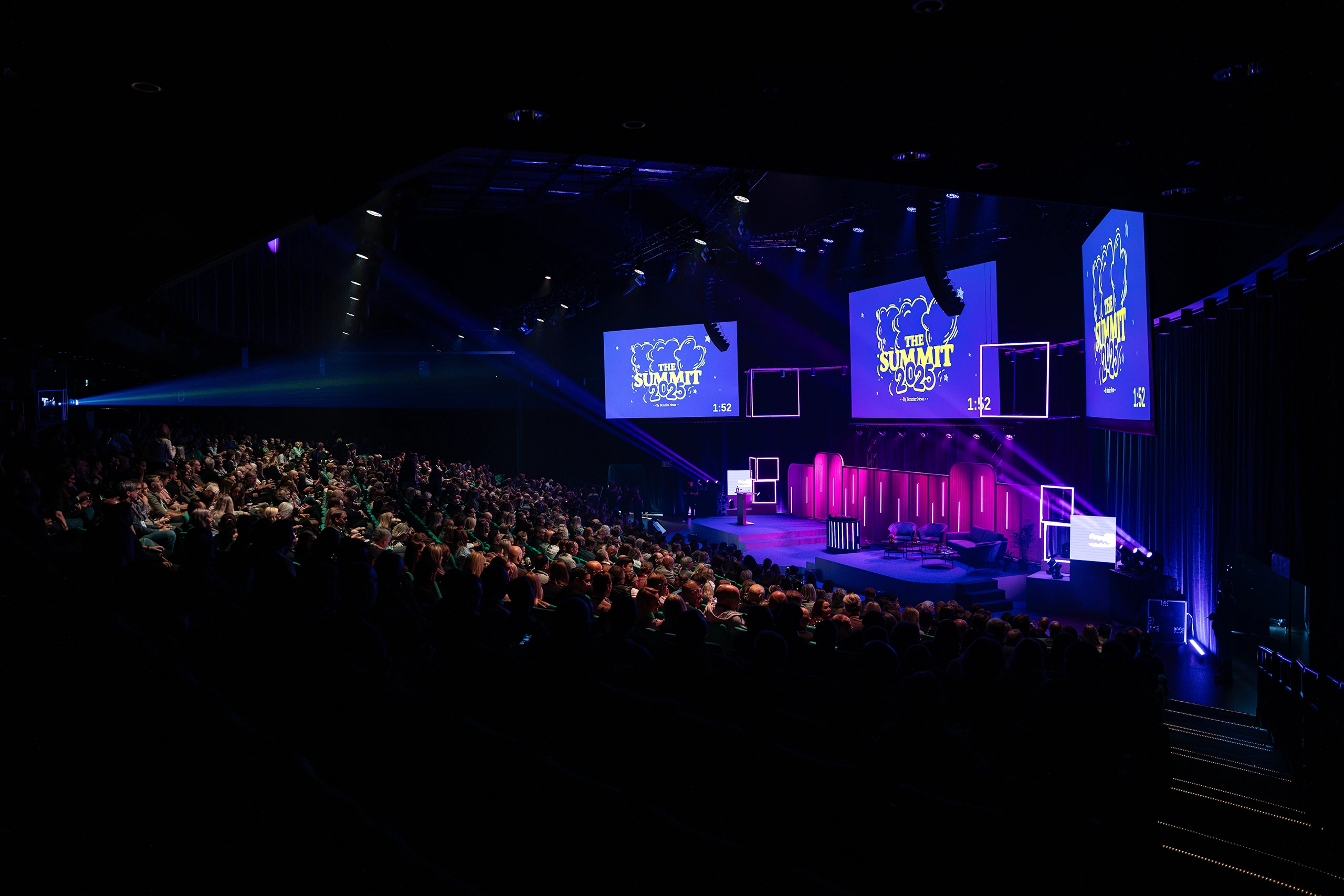 K&E Studios – eventbyrå i Stockholm – bild över ett kundevent på scen för Bonnier Summit 2025