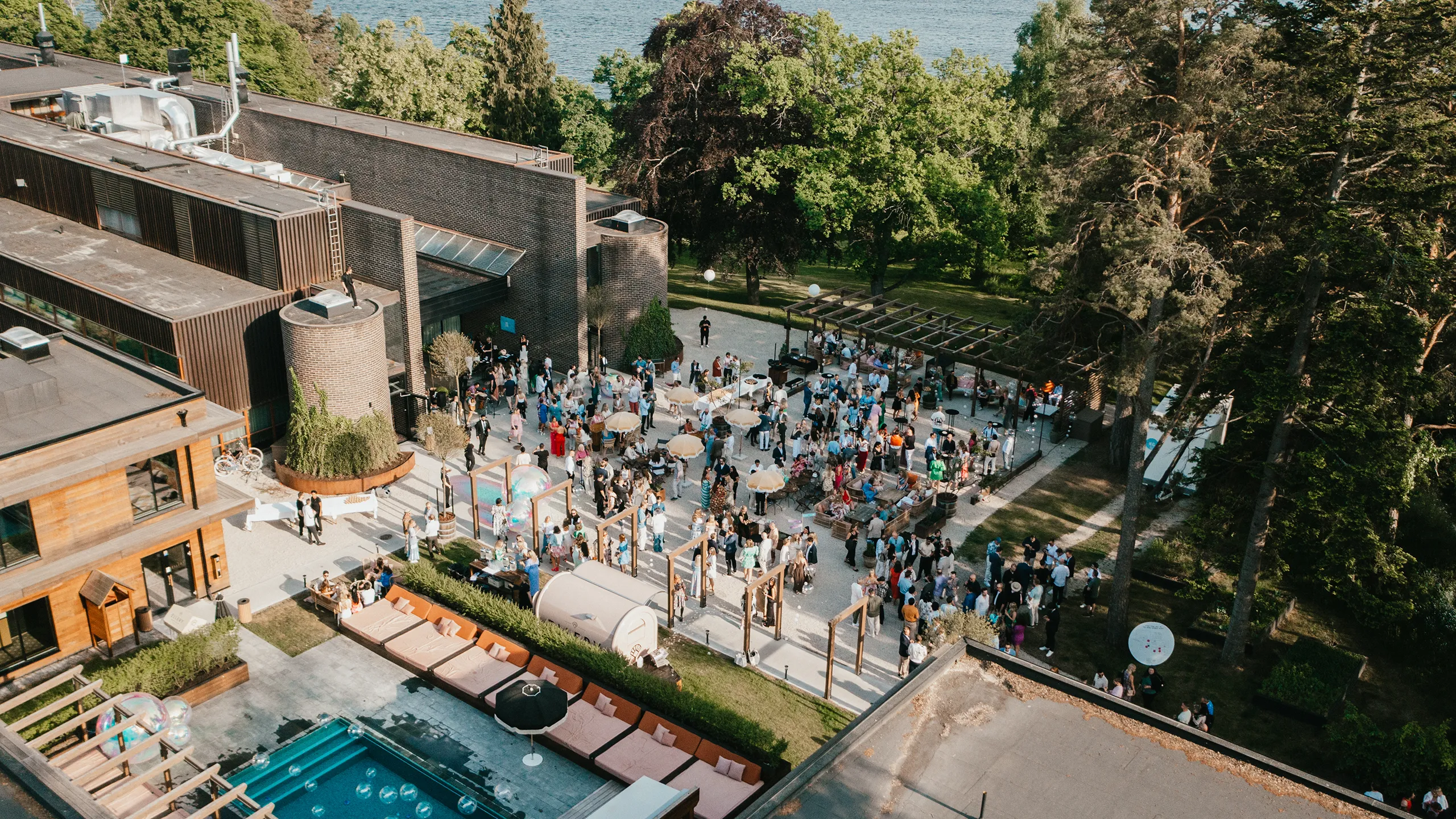 K&E Studios – eventbyrå i Stockholm – drönarbild över ett kundevent på Ellery Beach House.