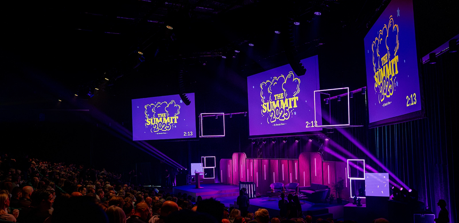 K&E Studios – eventbyrå i Stockholm – bild över ett kundevent på scen för Bonnier Summit 2025