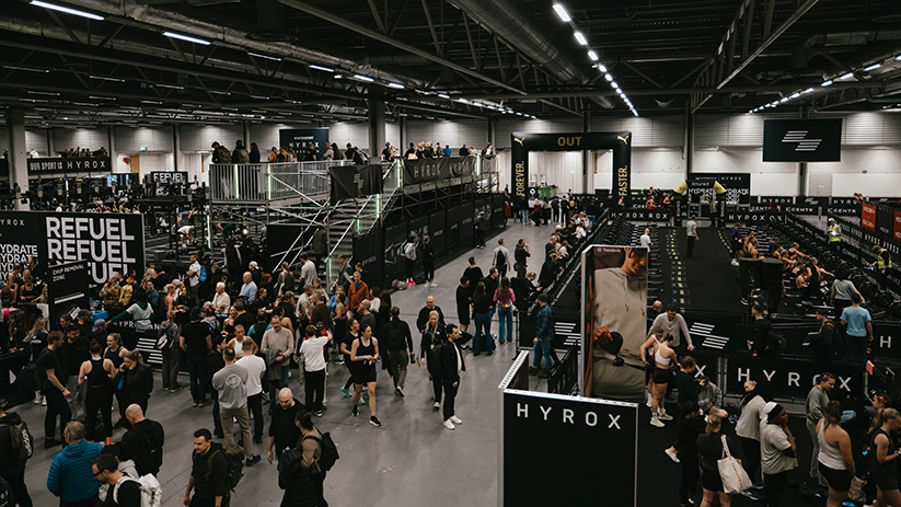 HYROX Stockholm i mässhall med löpbanor, publik och tävlande – ett internationellt fitnessrace och stort sportevent med branding och eventproduktion i arenamiljö.