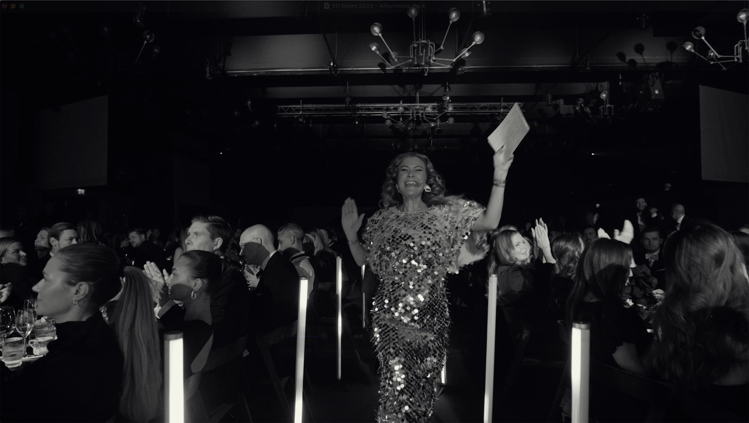 Gäst i glittrande klänning går genom publiken under EO-galan 2026 på Steam Hotel – kväll med prisutdelning, middag och fest