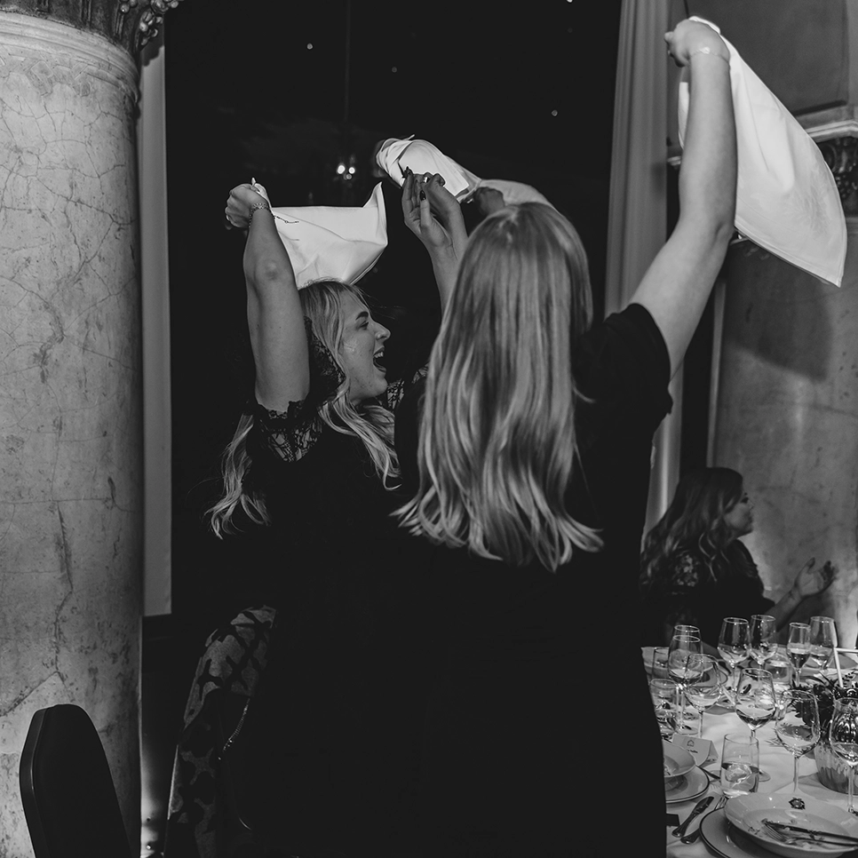 Guldhemmet-galan i Stockholm med scen, liveband och stor publik i en upplyst eventlokal, producerad av K&E Studios