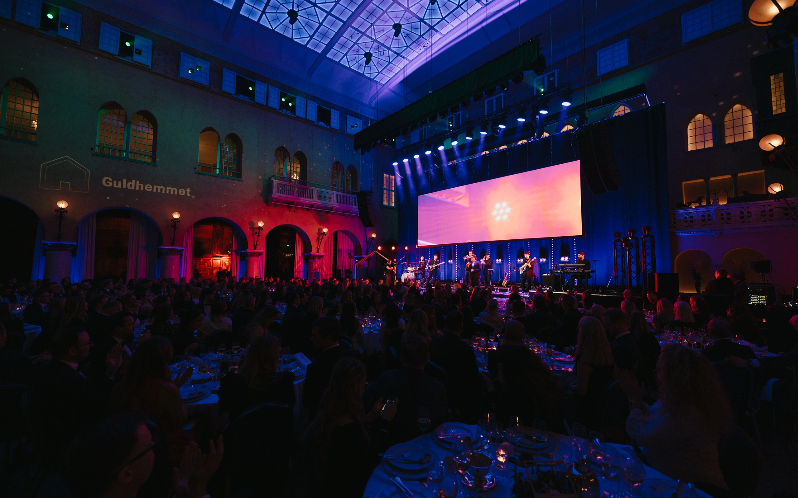 Guldhemmet-galan i Stockholm med scen, liveband och stor publik i en upplyst eventlokal, producerad av K&E Studios