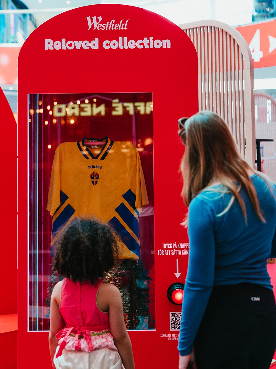 Besökare tittar på en originaltröja från fotbolls-VM 94 i den interaktiva installationen “Reloved Collection” under Westfield Reloved Market i Mall of Scandinavia.