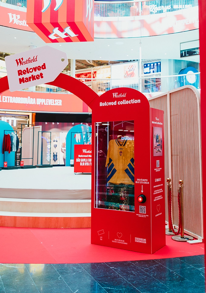 Interaktiv installation för “Westfield Reloved Collection” under Westfield Reloved Market med originaltröja från fotbolls-VM 94 och digital aktivering kopplad till välgörenhet och återbruk.