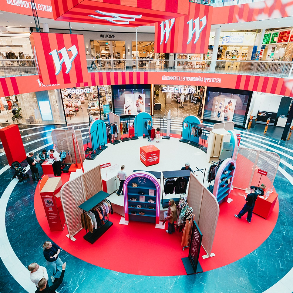 Överblicksbild av Westfield Reloved Market i Mall of Scandinavia med popupytor, second hand-stationer, aktiveringar och färgstark scenografi mitt i köpcentrumet.