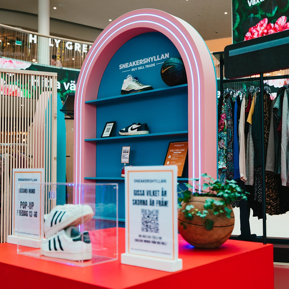 Popupyta från Westfield Reloved Market med second hand-sneakers, curated vintageplagg och färgstark retaildesign i Mall of Scandinavia.