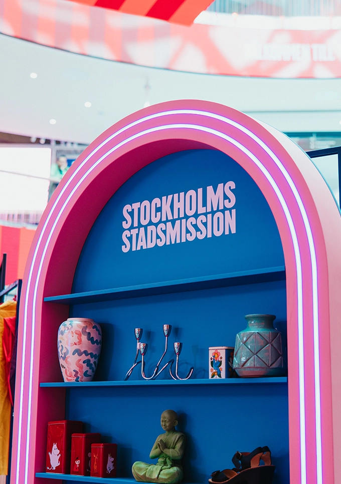 Färgstark installation för Stockholms Stadsmission under Westfield Reloved Market med återbrukade inredningsdetaljer och second hand-föremål presenterade i en specialbyggd display.