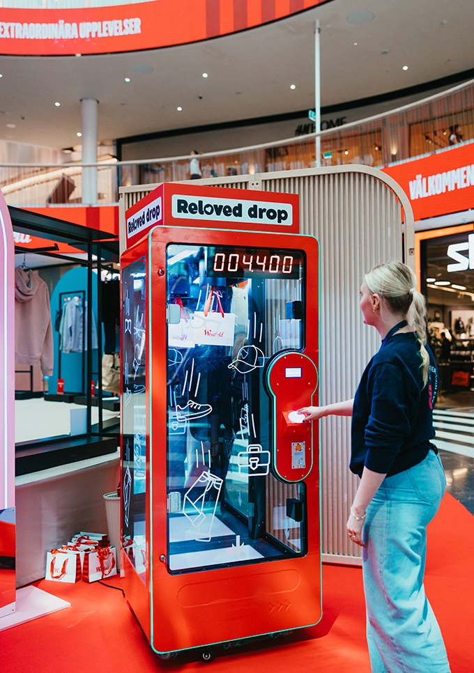Besökare testar den interaktiva aktiveringen “Reloved Drop” under Westfield Reloved Market, där återbrukade produkter kunde vinnas genom en specialbyggd spelmaskin i popupytan.